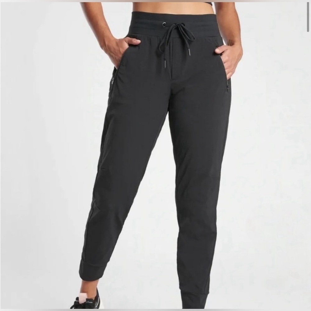 COPY - Athleta trekkie north crop jogger NWT Size 8